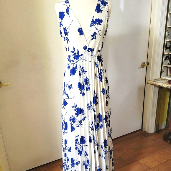 Lulu's Beautiful Lindsie Blue & White Floral Pleated Wrap Maxi Dress size small - Picture 14 of 16